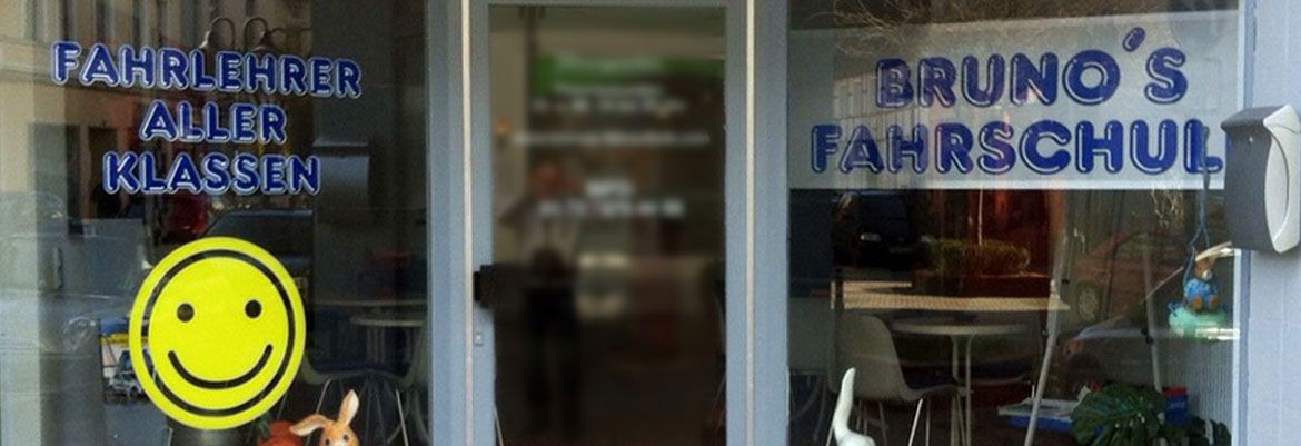 Eingang der Filiale in Bochum-Langendreer mit der Aufschrift „Fahrlehrer aller Klassen“ und gelbem Smiley
